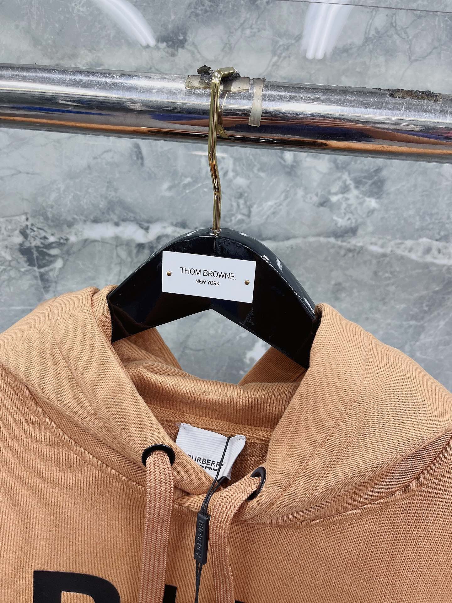 Sudadera con capucha negra, naranja claro y blanca