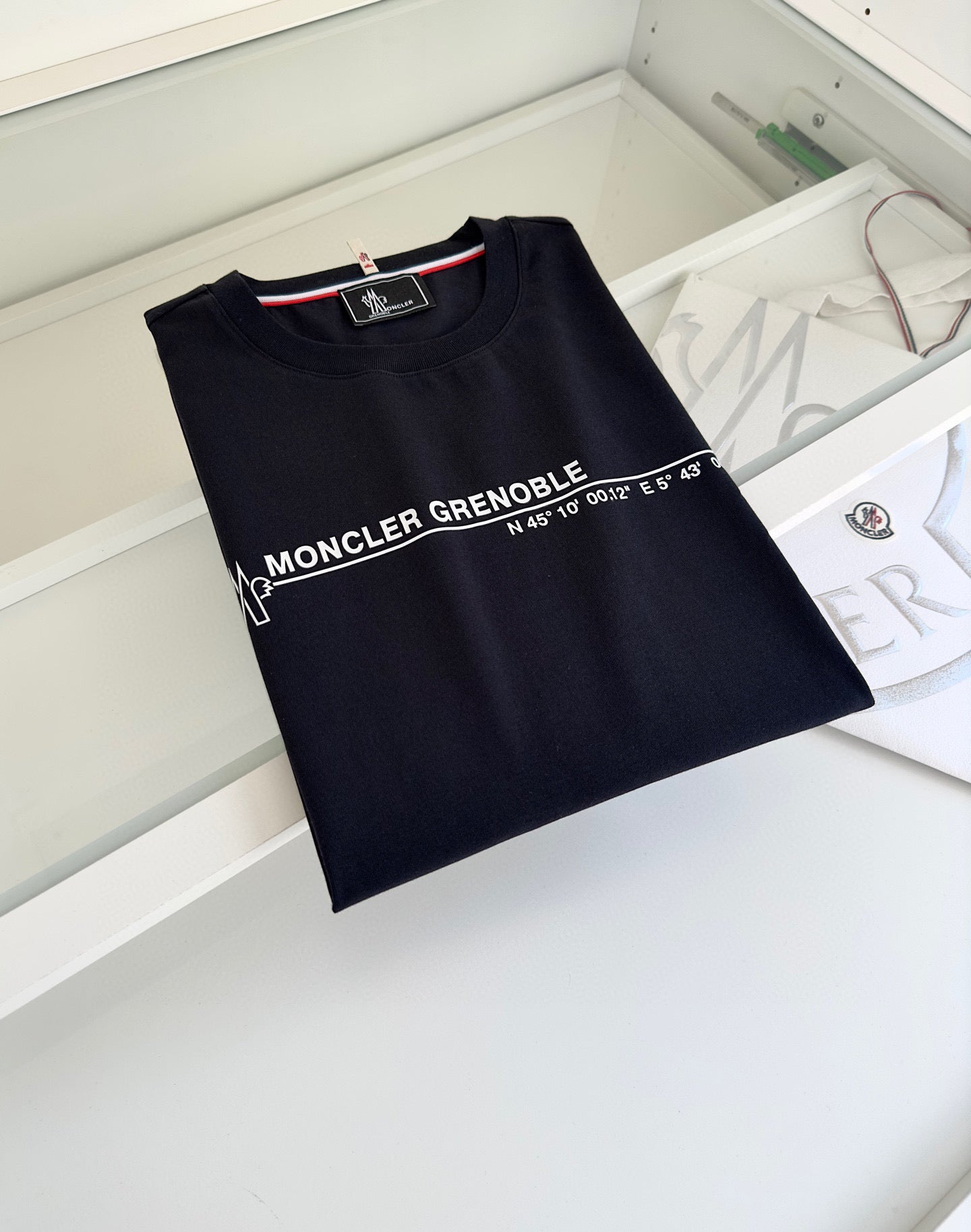 Camiseta negra y blanquecina