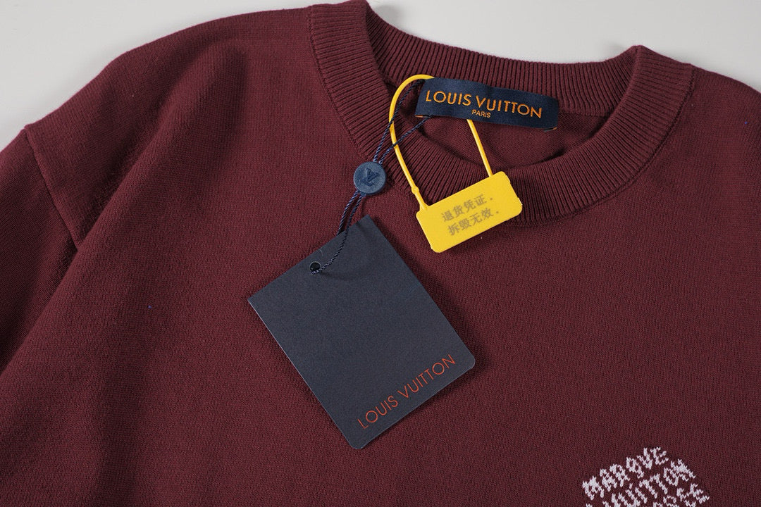 Bordeauxrotes T-Shirt