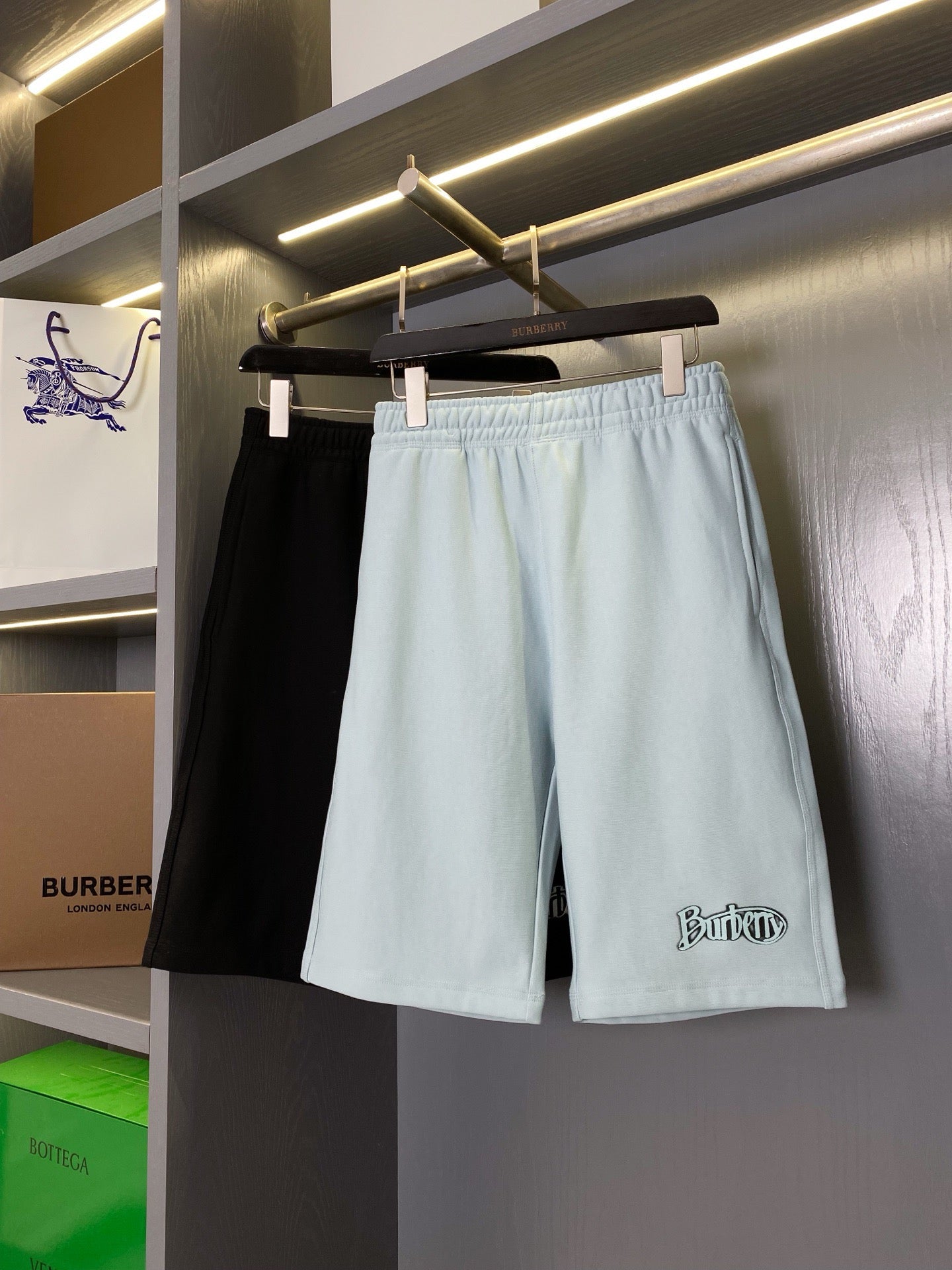 Pantalón corto negro y azul claro