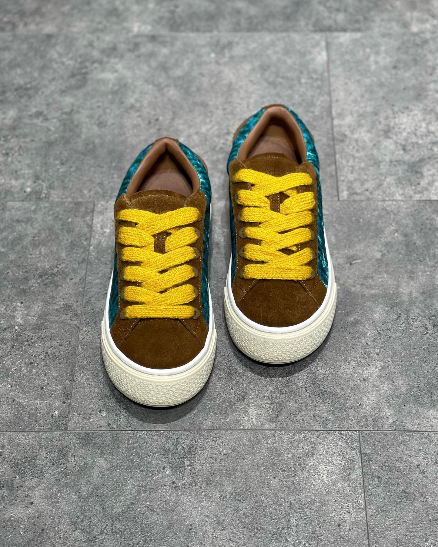 Mehrfarbige Schuhe