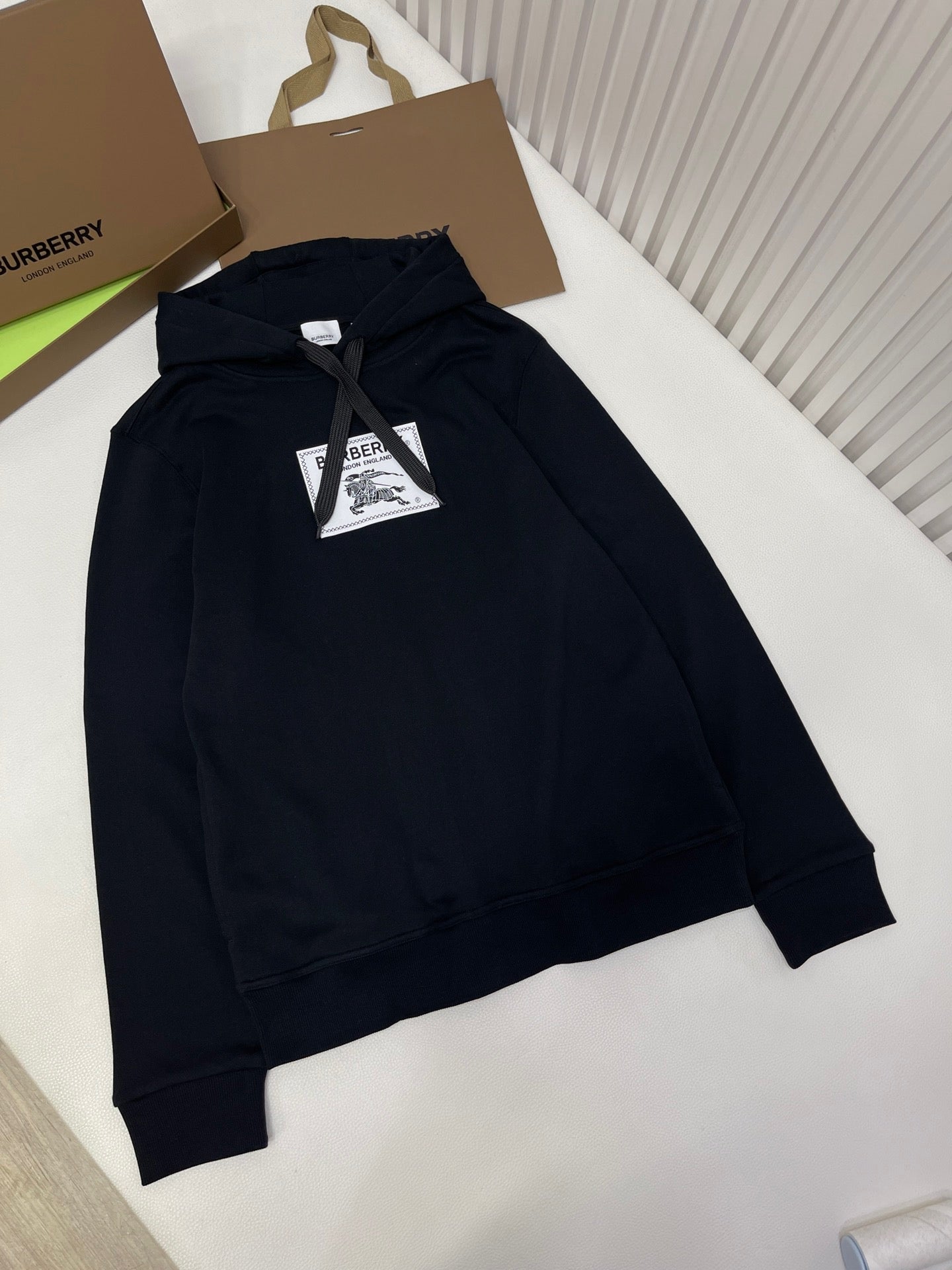 Sudadera con capucha en blanco y negro