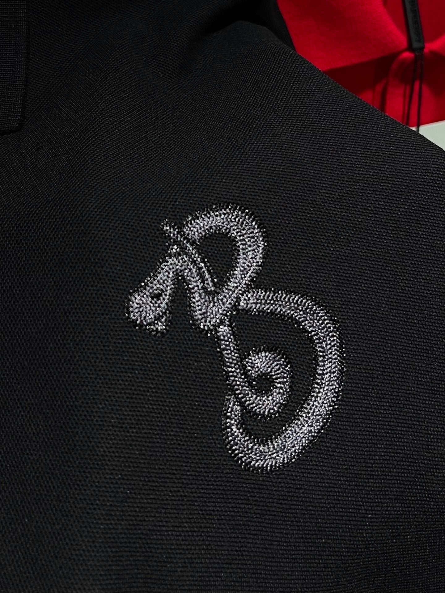 Rotes und schwarzes T-Shirt