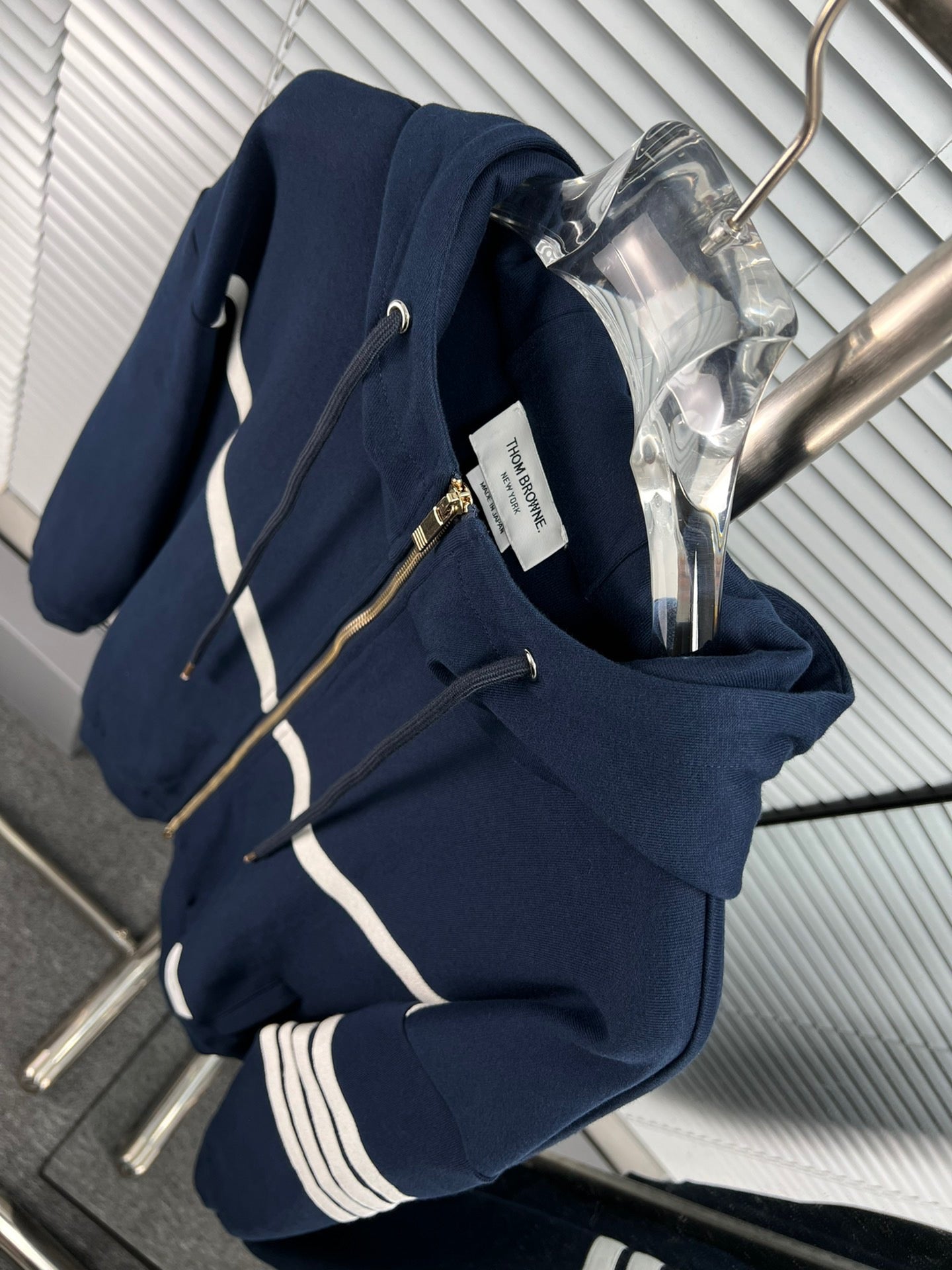 Dunkelblaue und schwarze Jacke