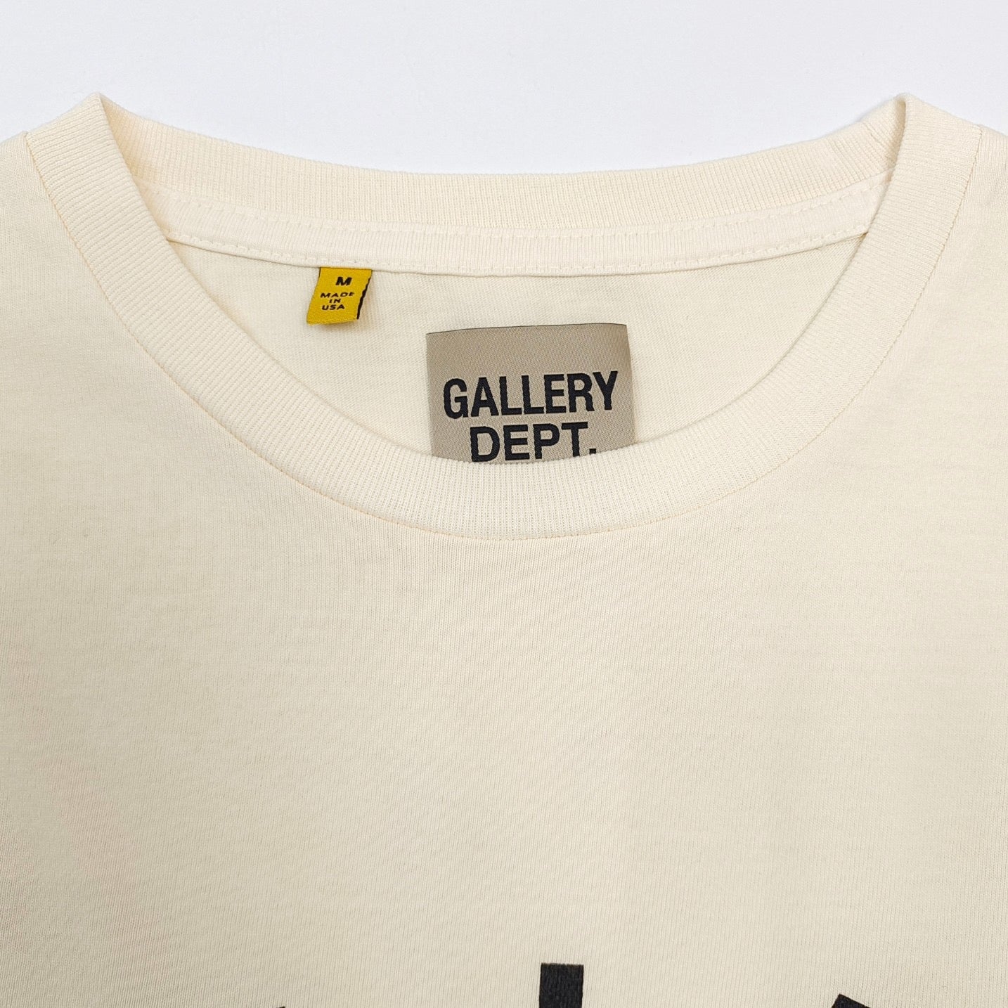 Camiseta amarilla, caqui y negra