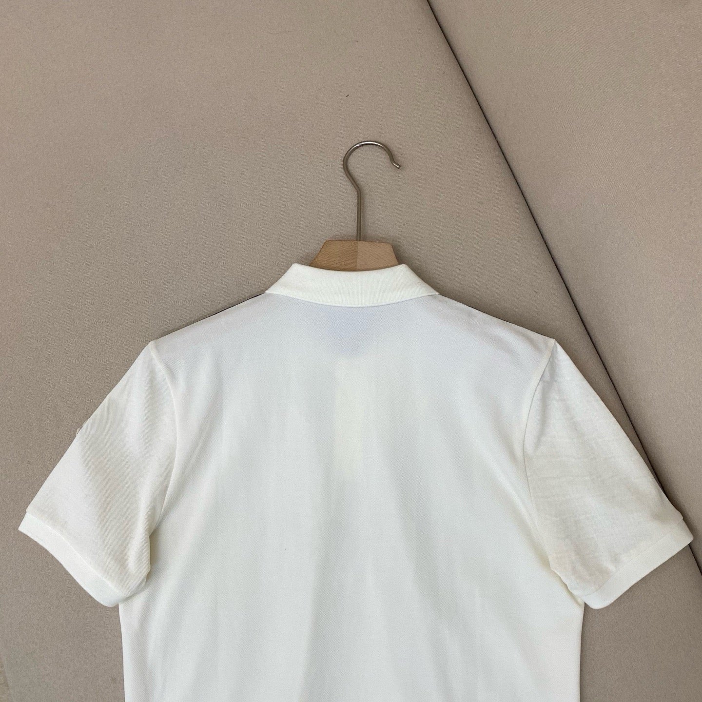 Camiseta blanca y negra
