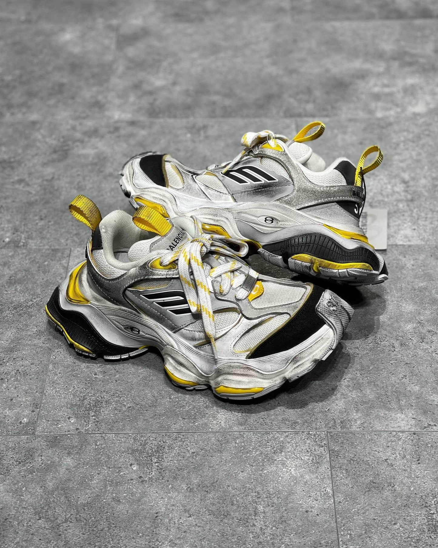 Silbergelbe Schuhe