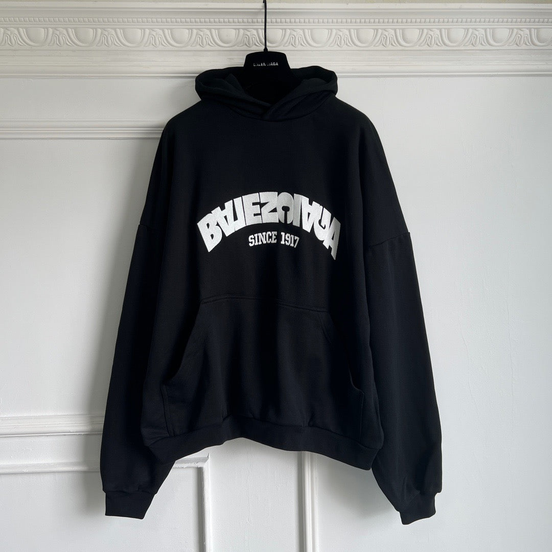 Sudadera con capucha en blanco y negro