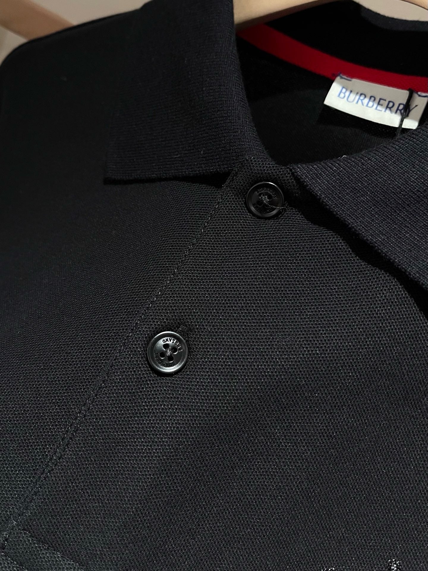 Rotes und schwarzes T-Shirt