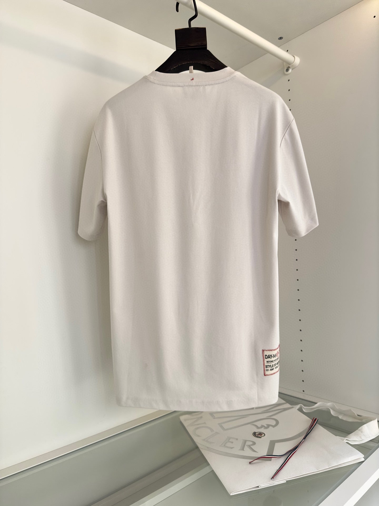 Camiseta negra y blanquecina
