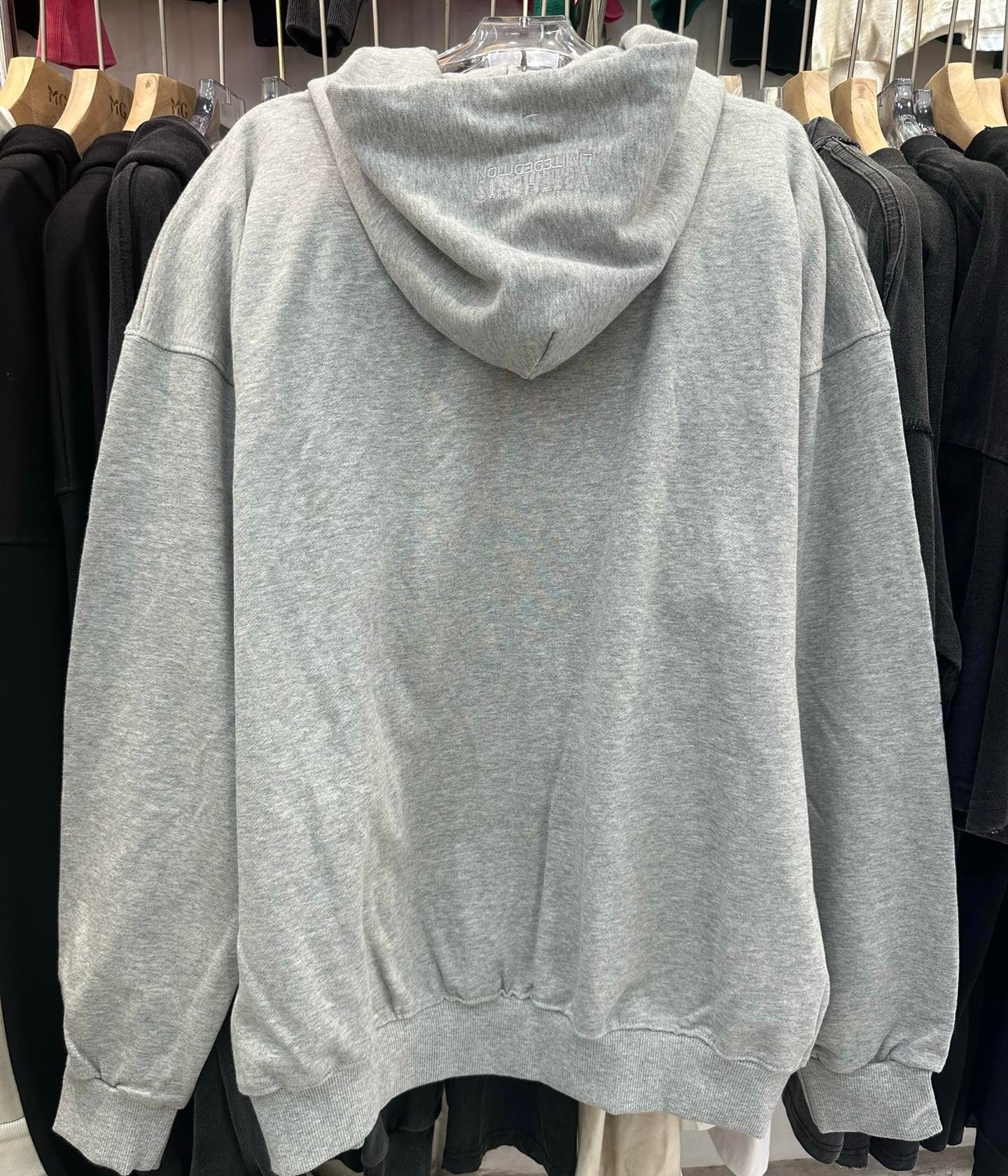 Chaqueta negra y gris