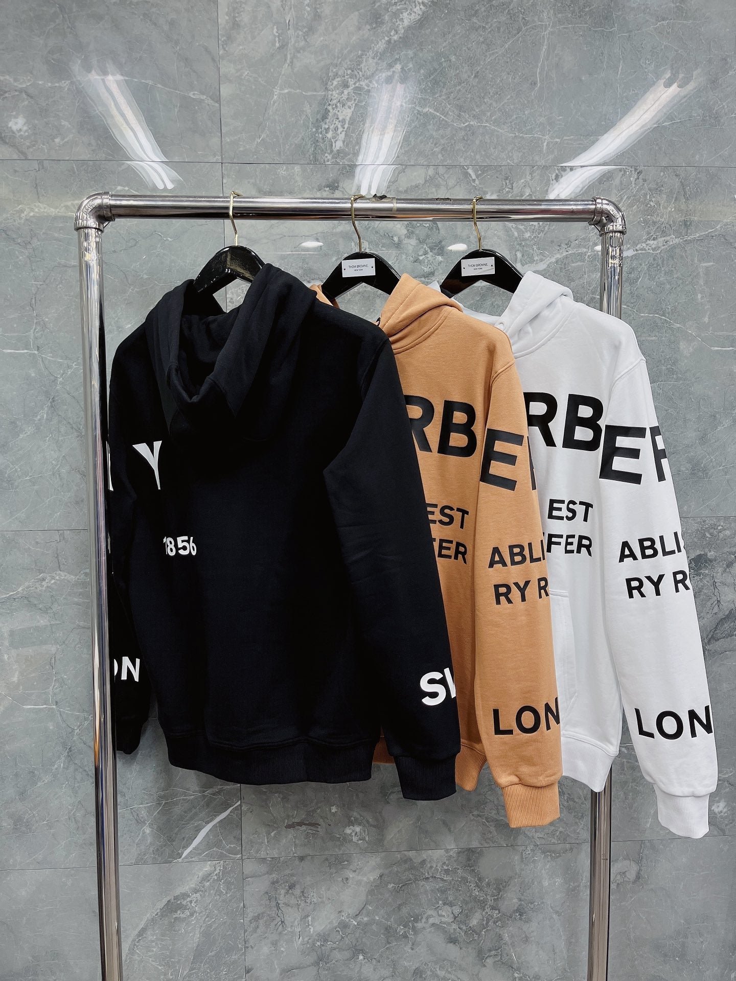 Sudadera con capucha negra, naranja claro y blanca