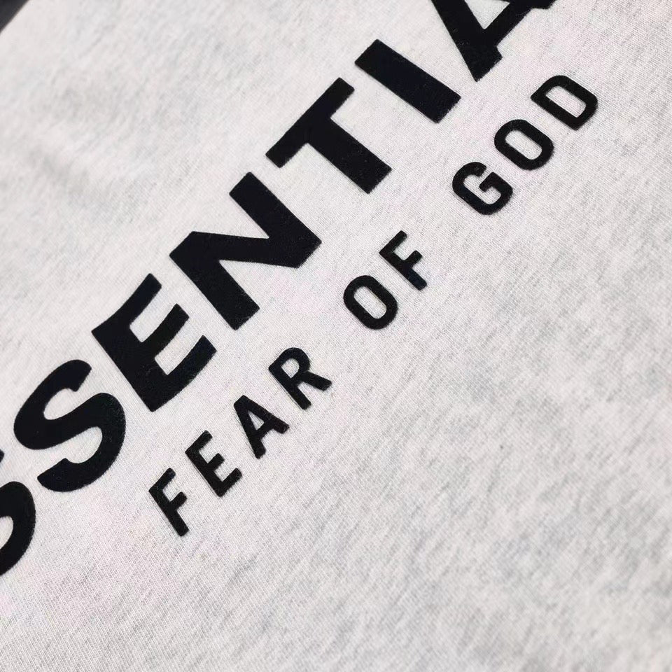 Camiseta gris claro, gris oscuro y negra