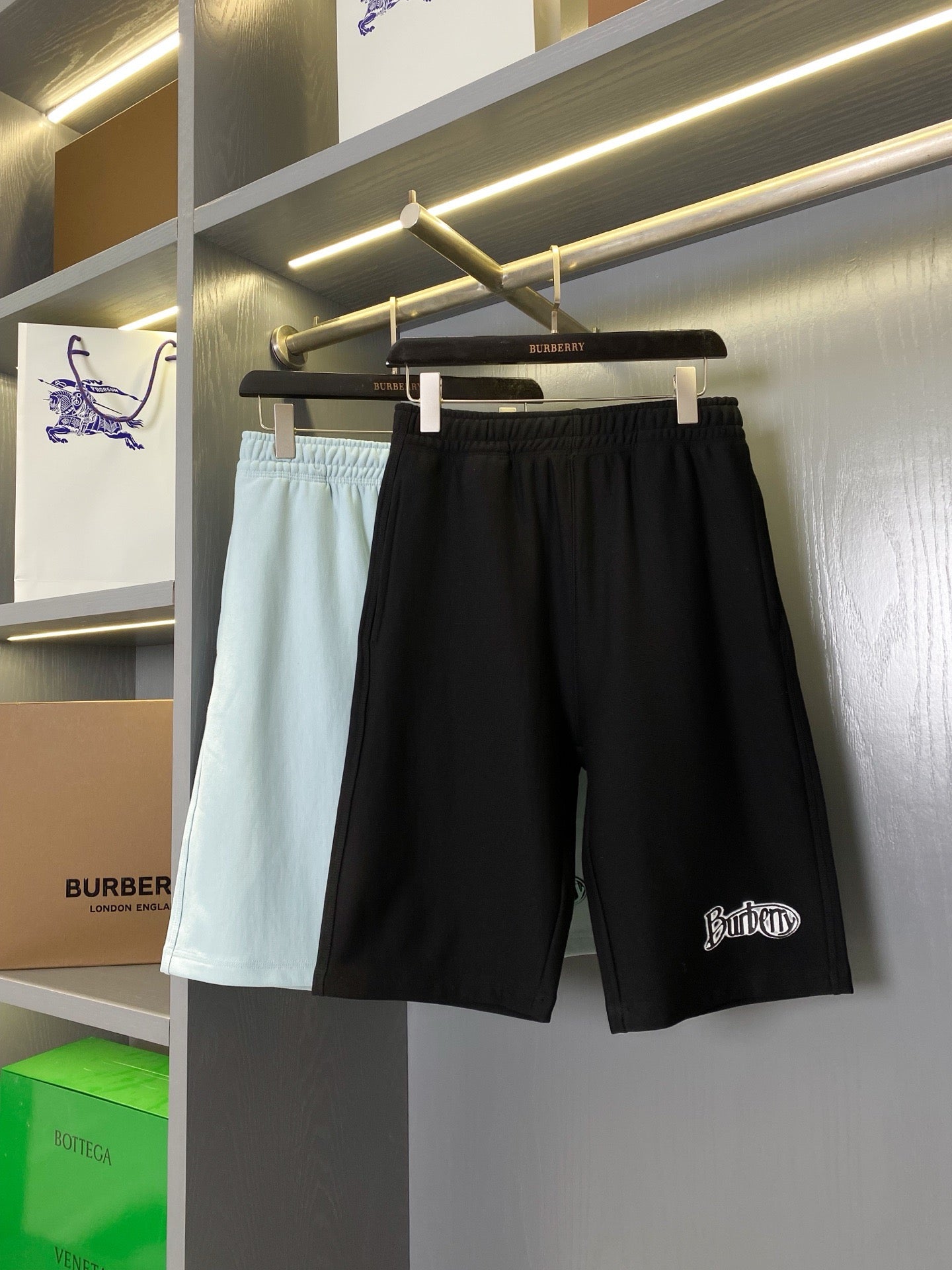 Pantalón corto negro y azul claro