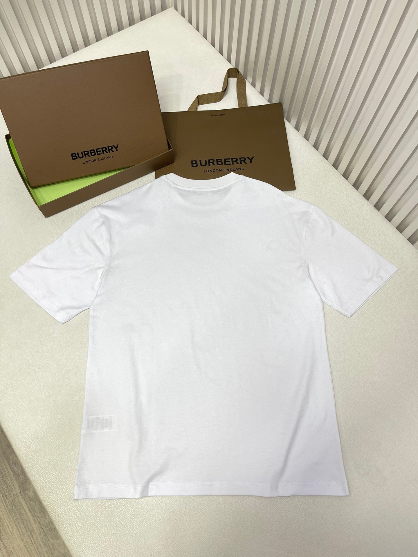 Schwarzes, weißes, grünes und blaues T-Shirt