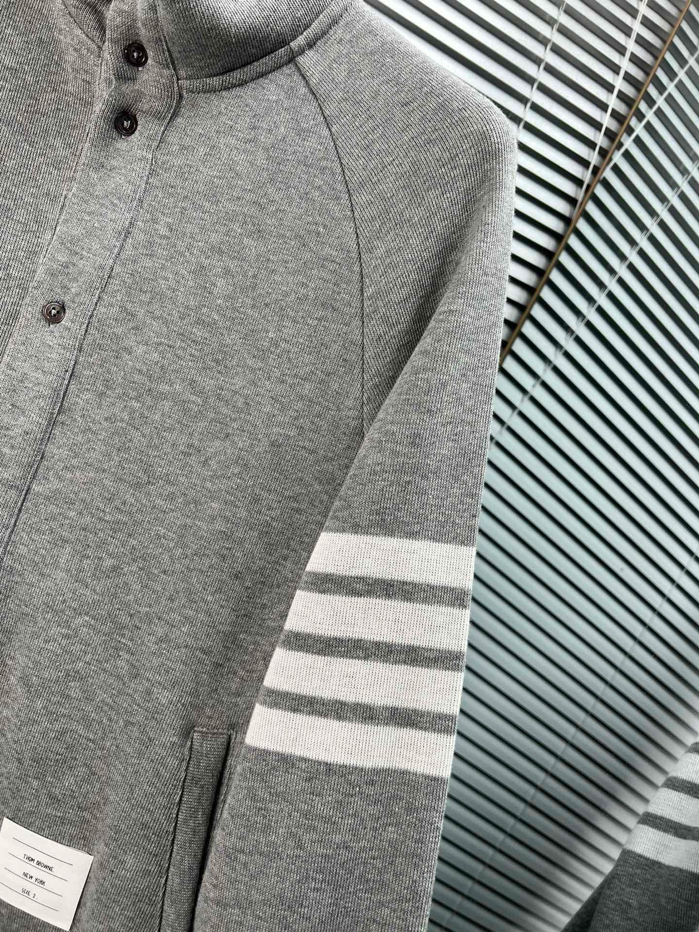 Graue und dunkelblaue Jacke