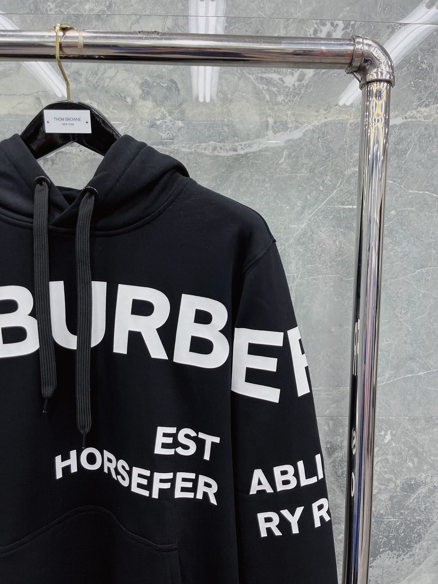 Sudadera con capucha negra, naranja claro y blanca