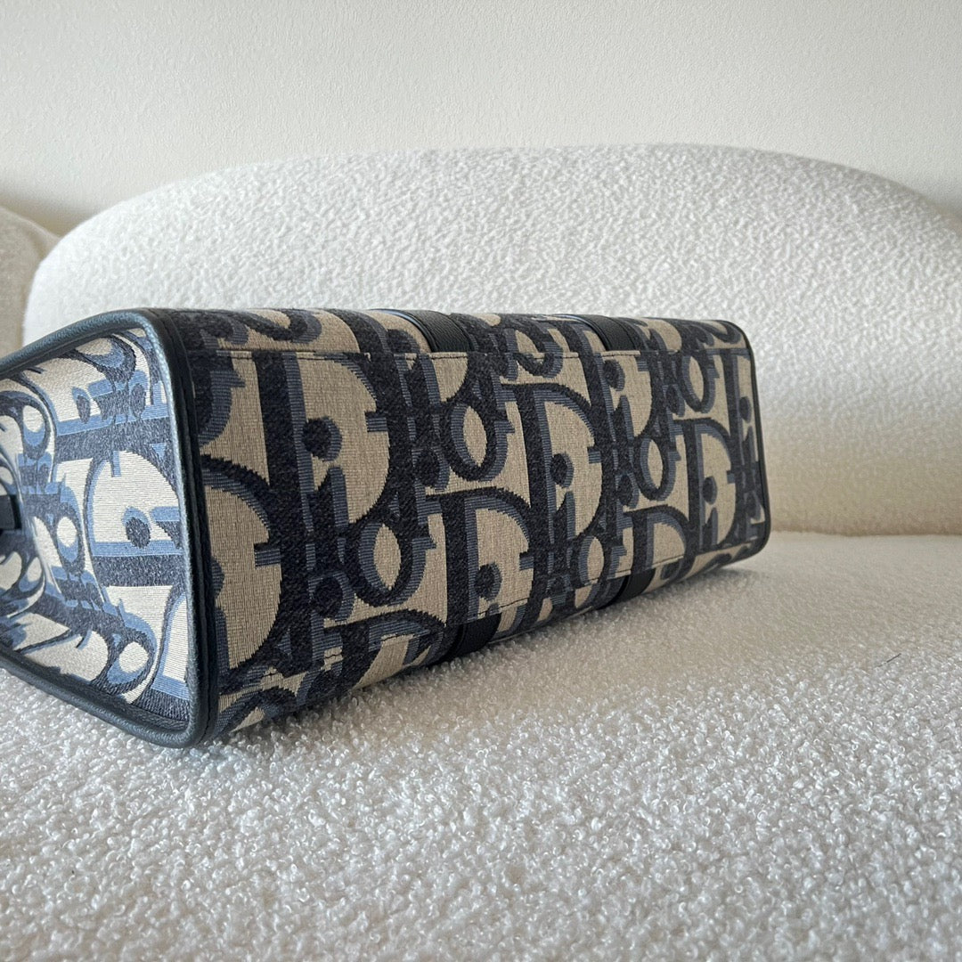 Blaue und schwarzgraue Tasche