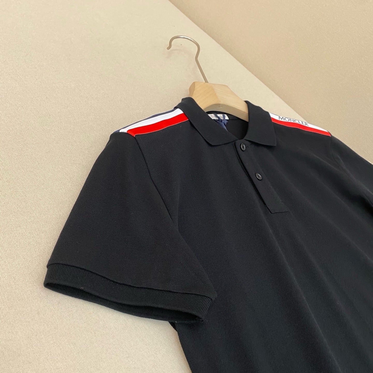 Camiseta blanca y negra