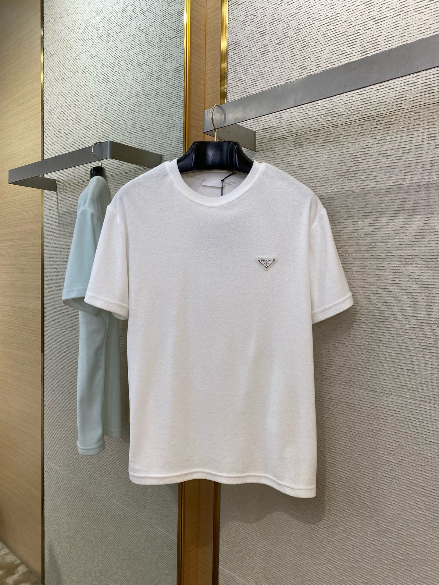 Camiseta blanca y azul