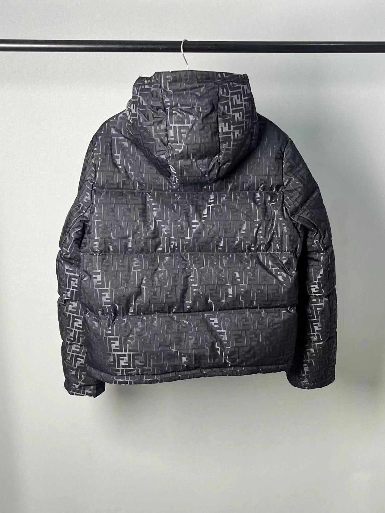 Chaqueta negra, blanca y marrón