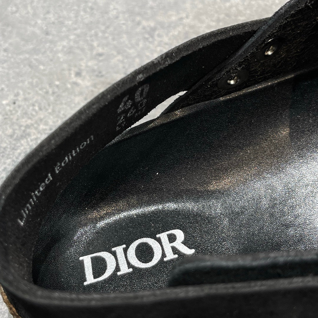 Schwarze, graue und cremefarbene Schuhe