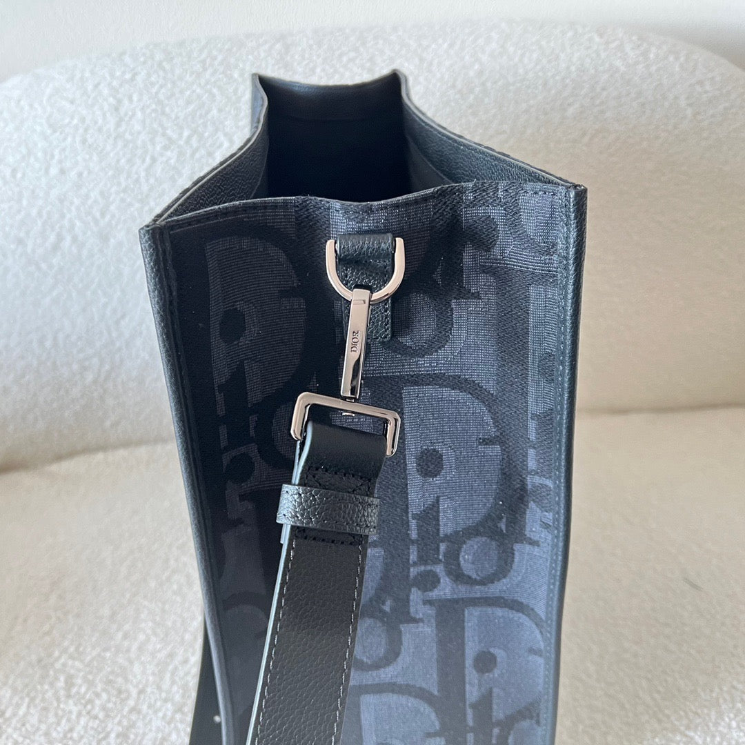Blaue und schwarzgraue Tasche