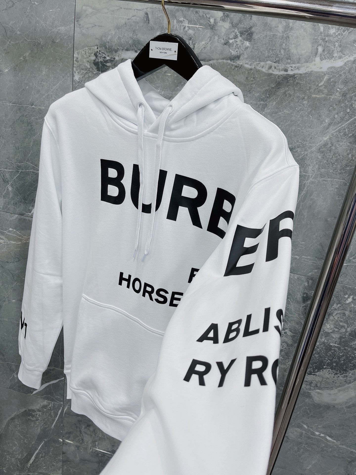 Sudadera con capucha negra, naranja claro y blanca