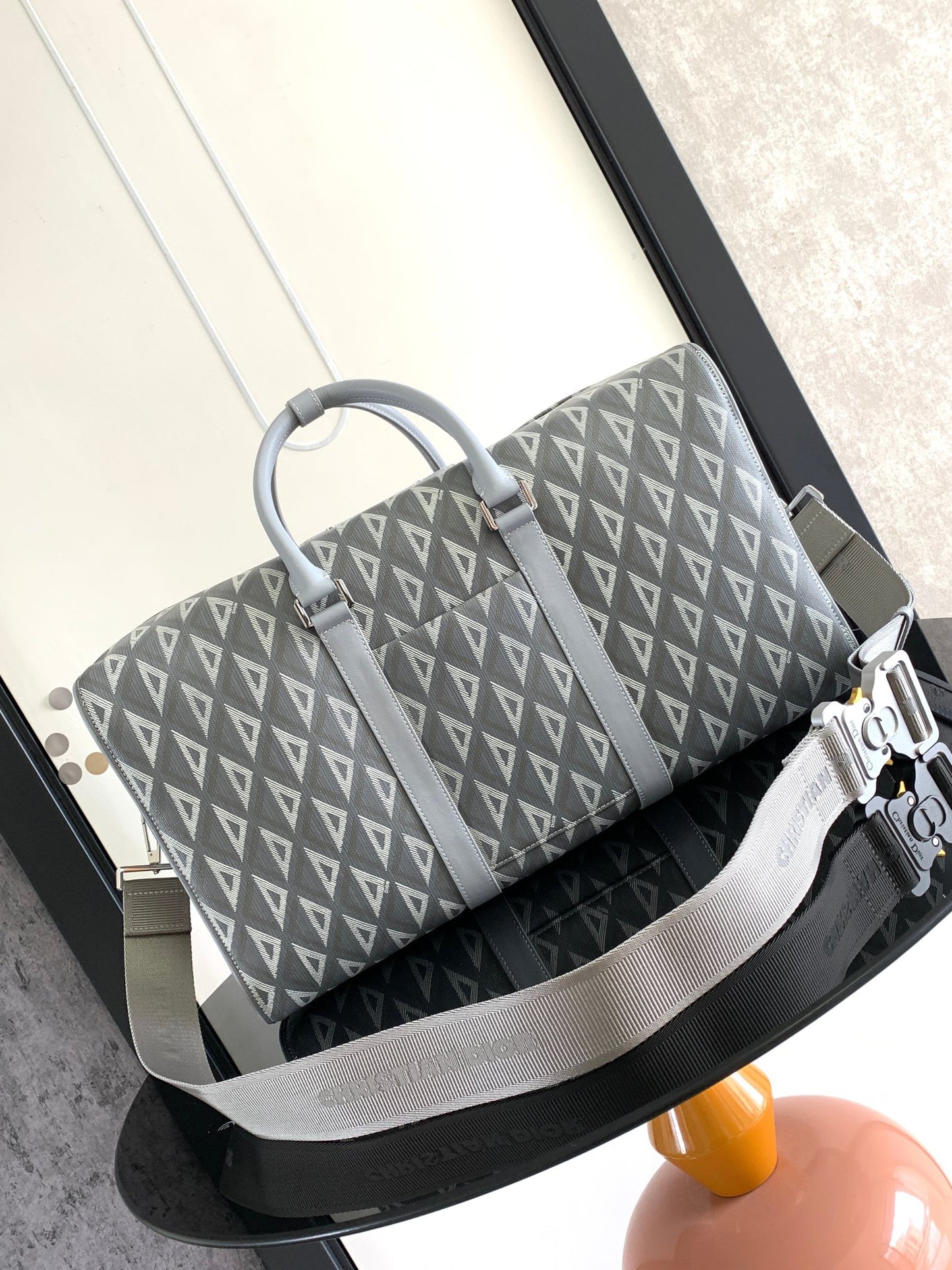 Bolso gris y negro