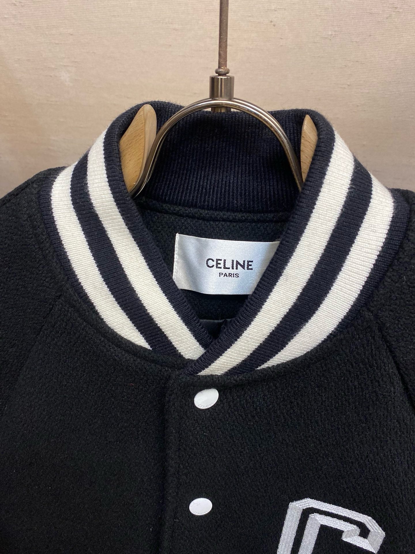 Chaqueta blanca y negra