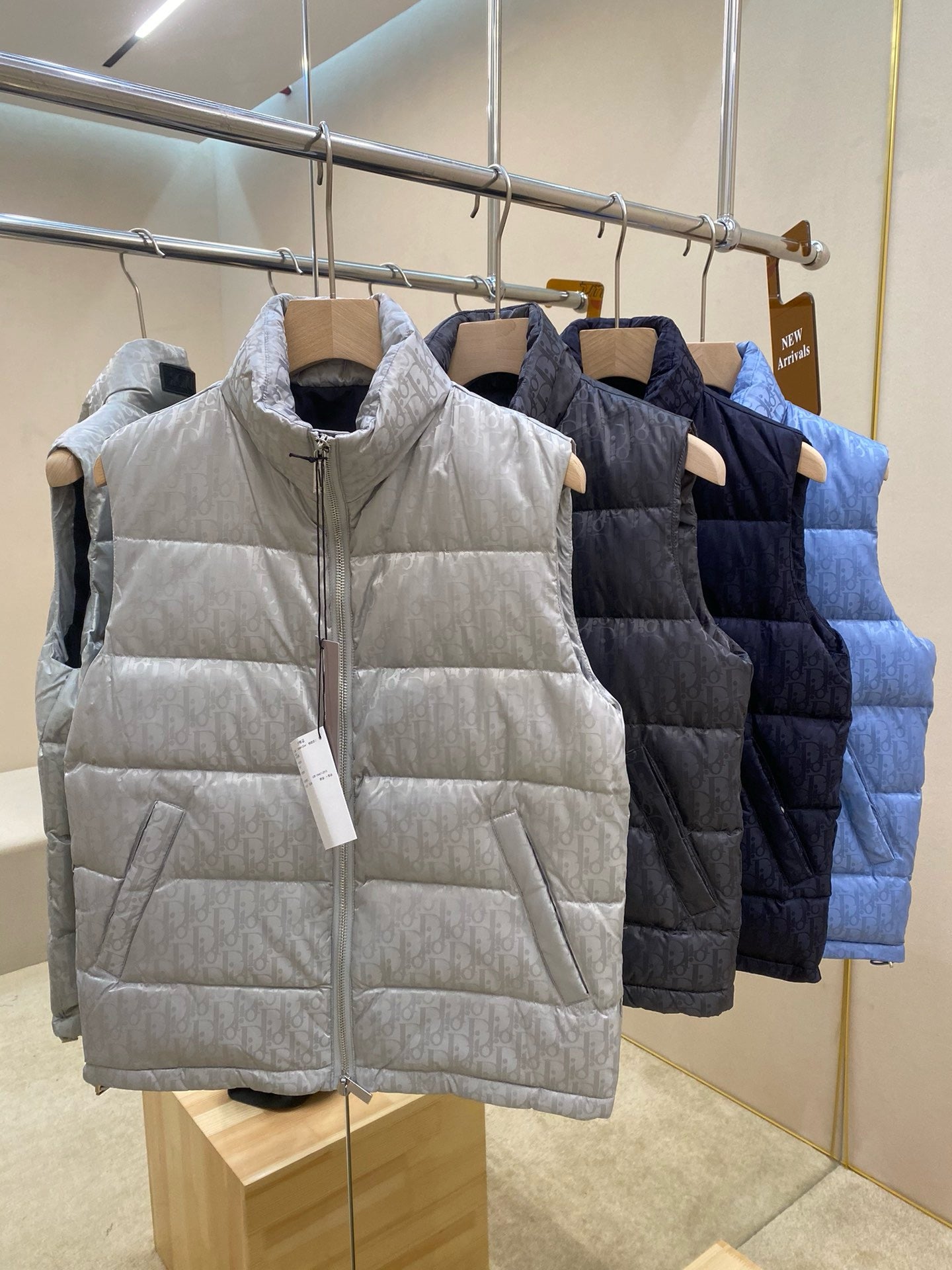Chaqueta negra, gris y azul