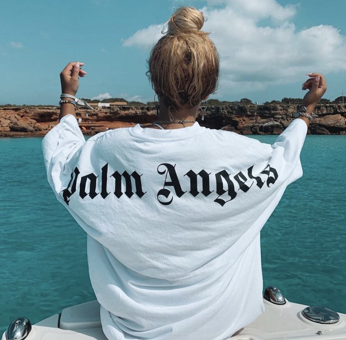 تي شيرت أبيض وأسود