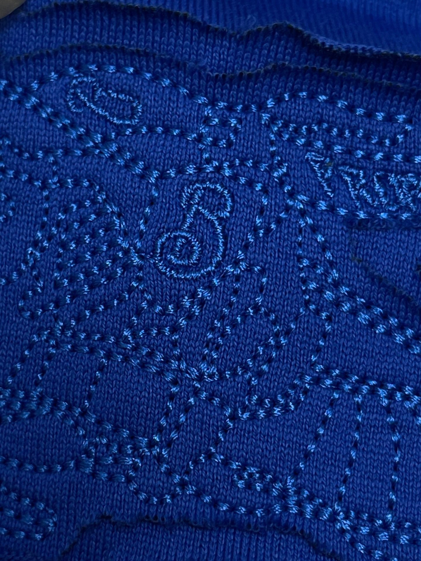 Schwarzes, weißes, grünes und blaues T-Shirt