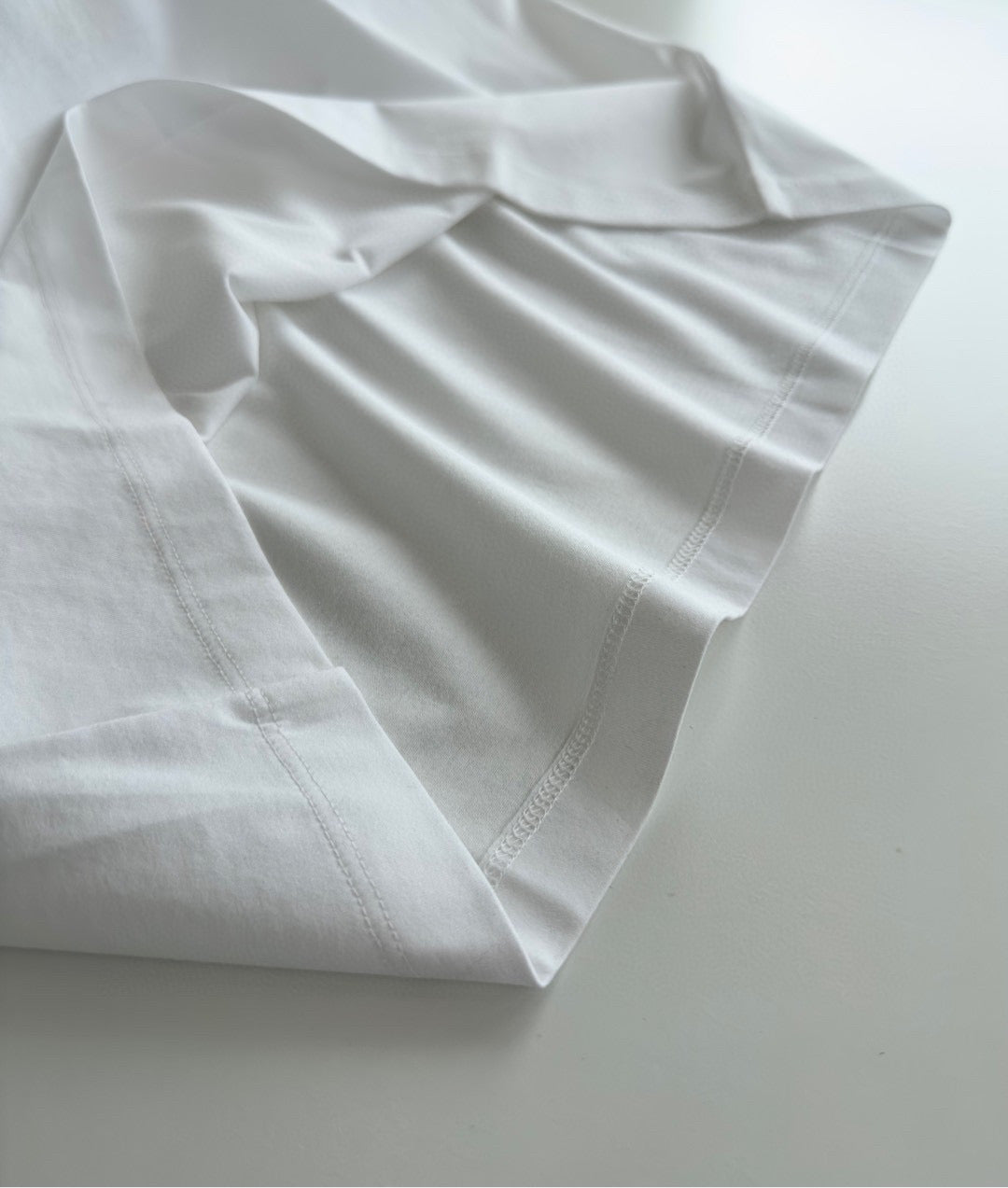 Schwarz-weißes T-Shirt