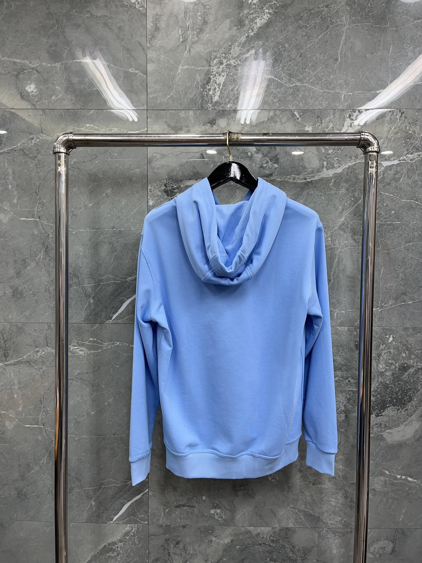 Sudadera con capucha negra, caqui, azul y roja