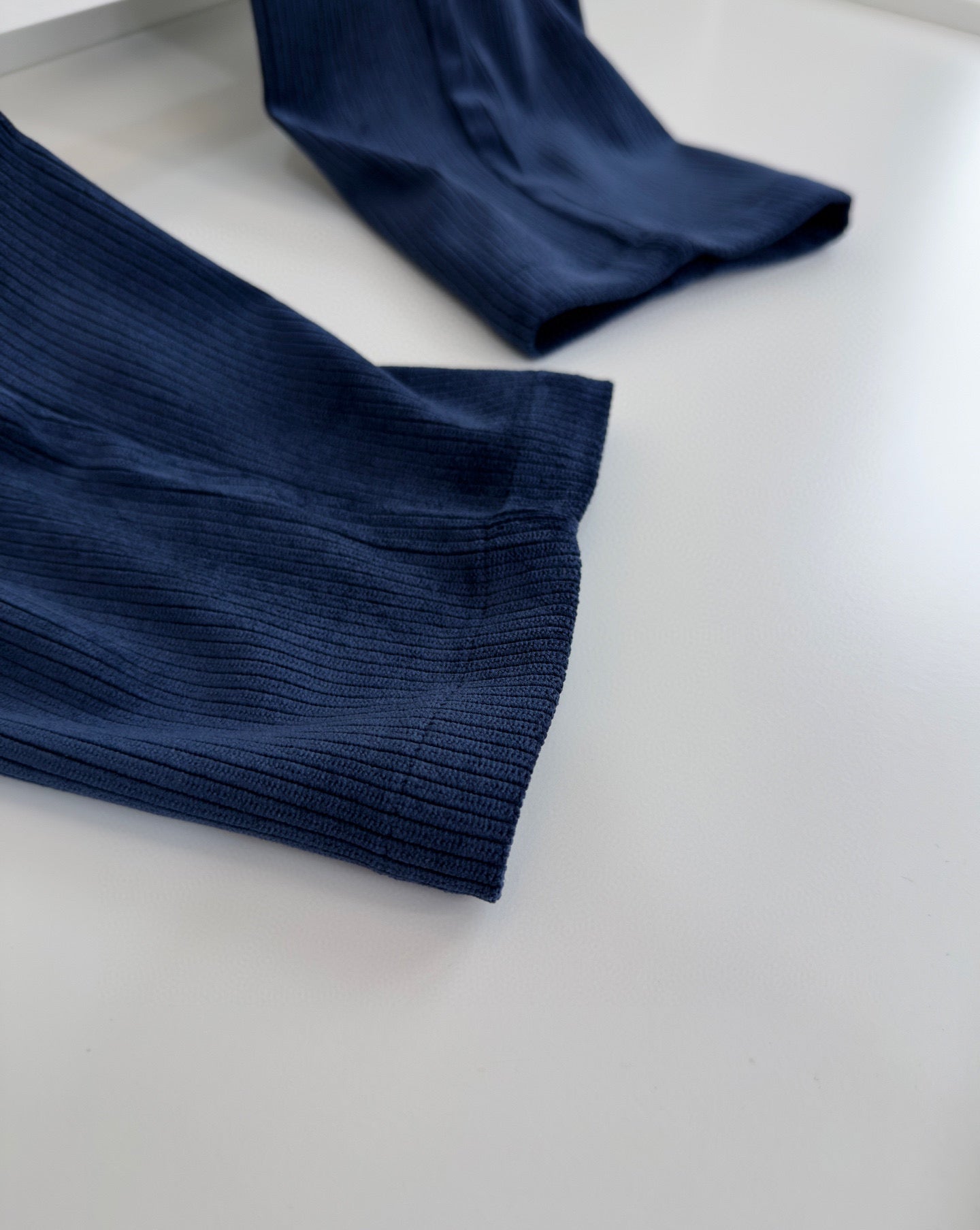 Dunkelblaue und schwarze Hose