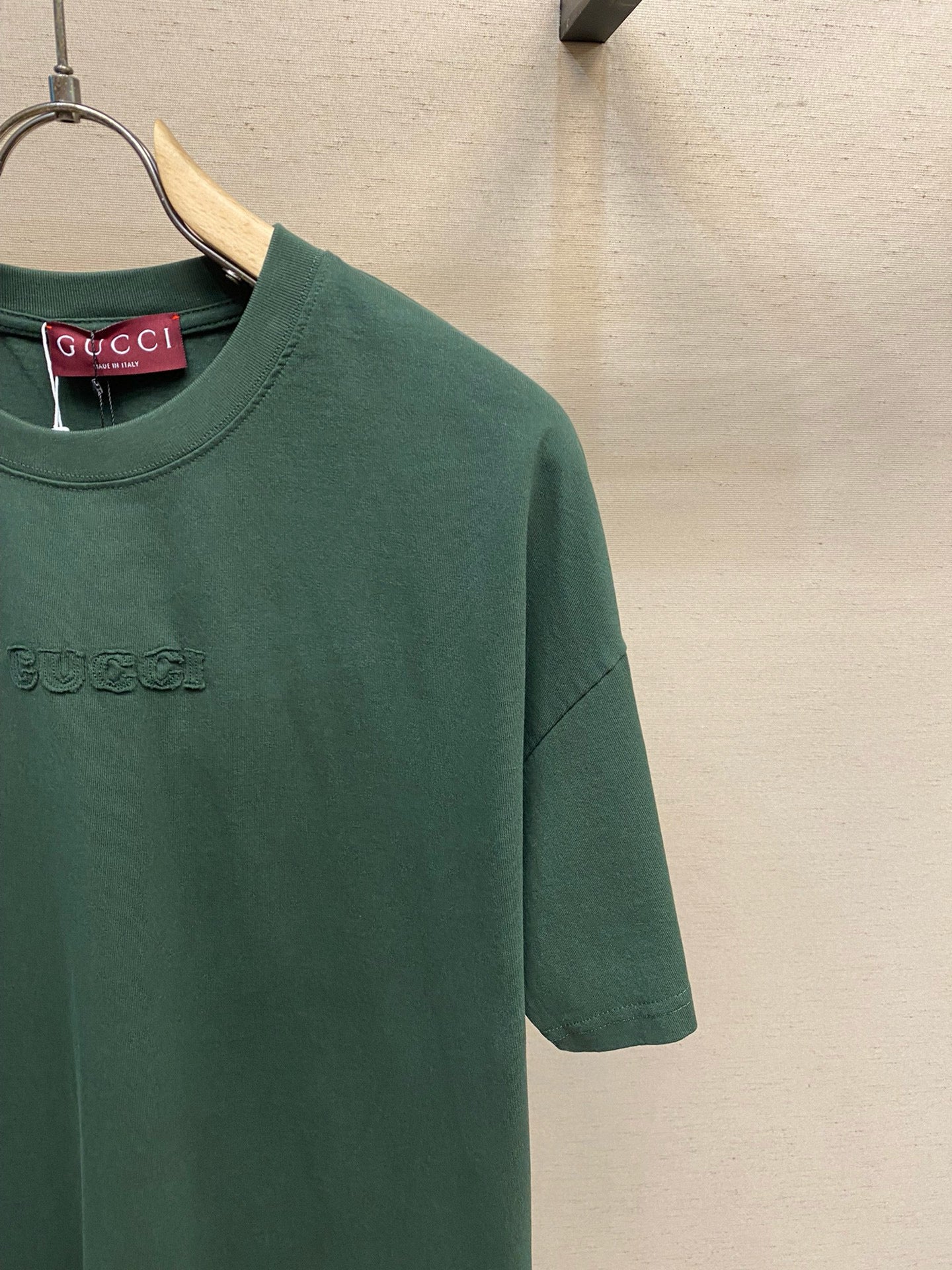 Schwarzes und grünes T-Shirt