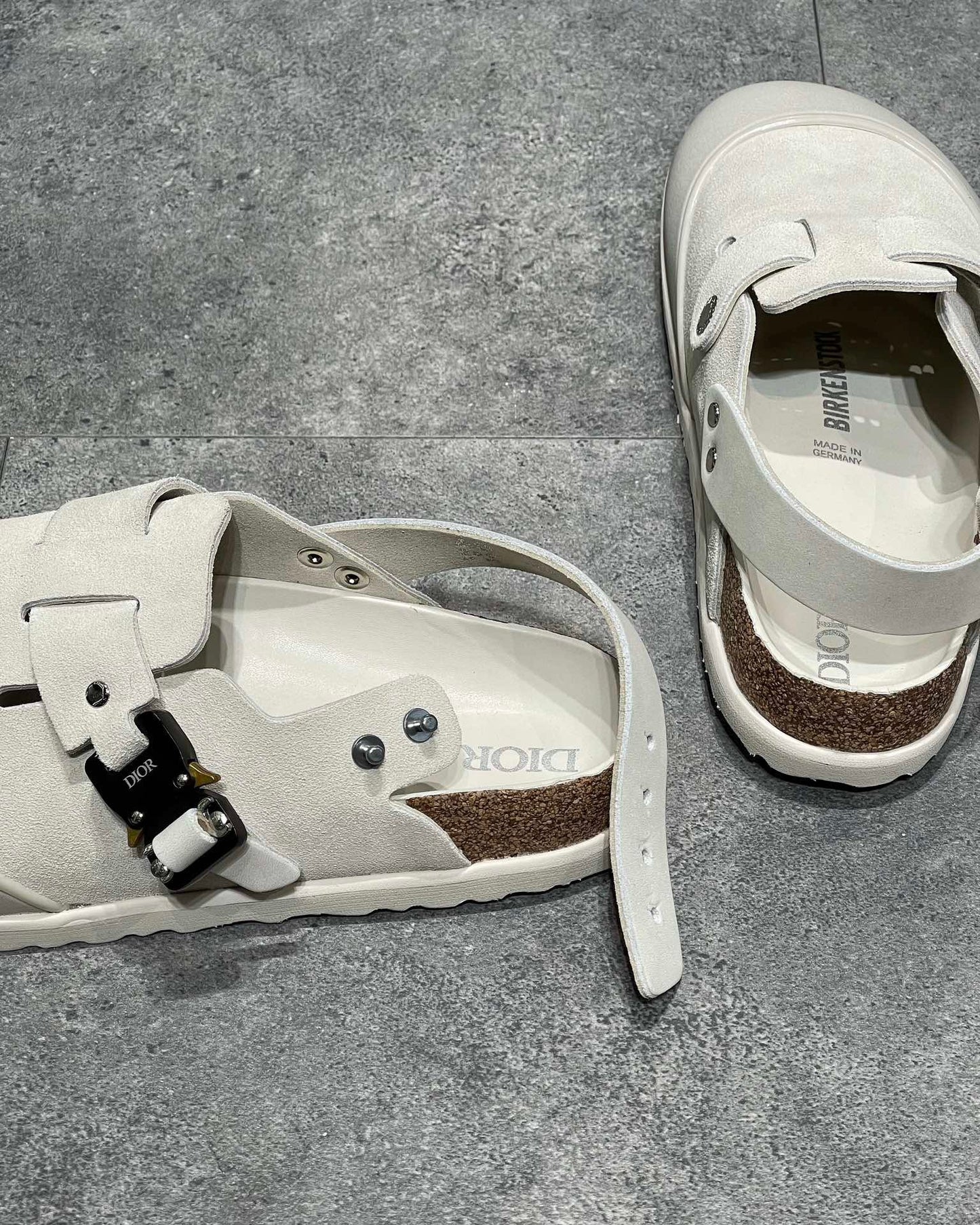 Schwarze, graue und cremefarbene Schuhe