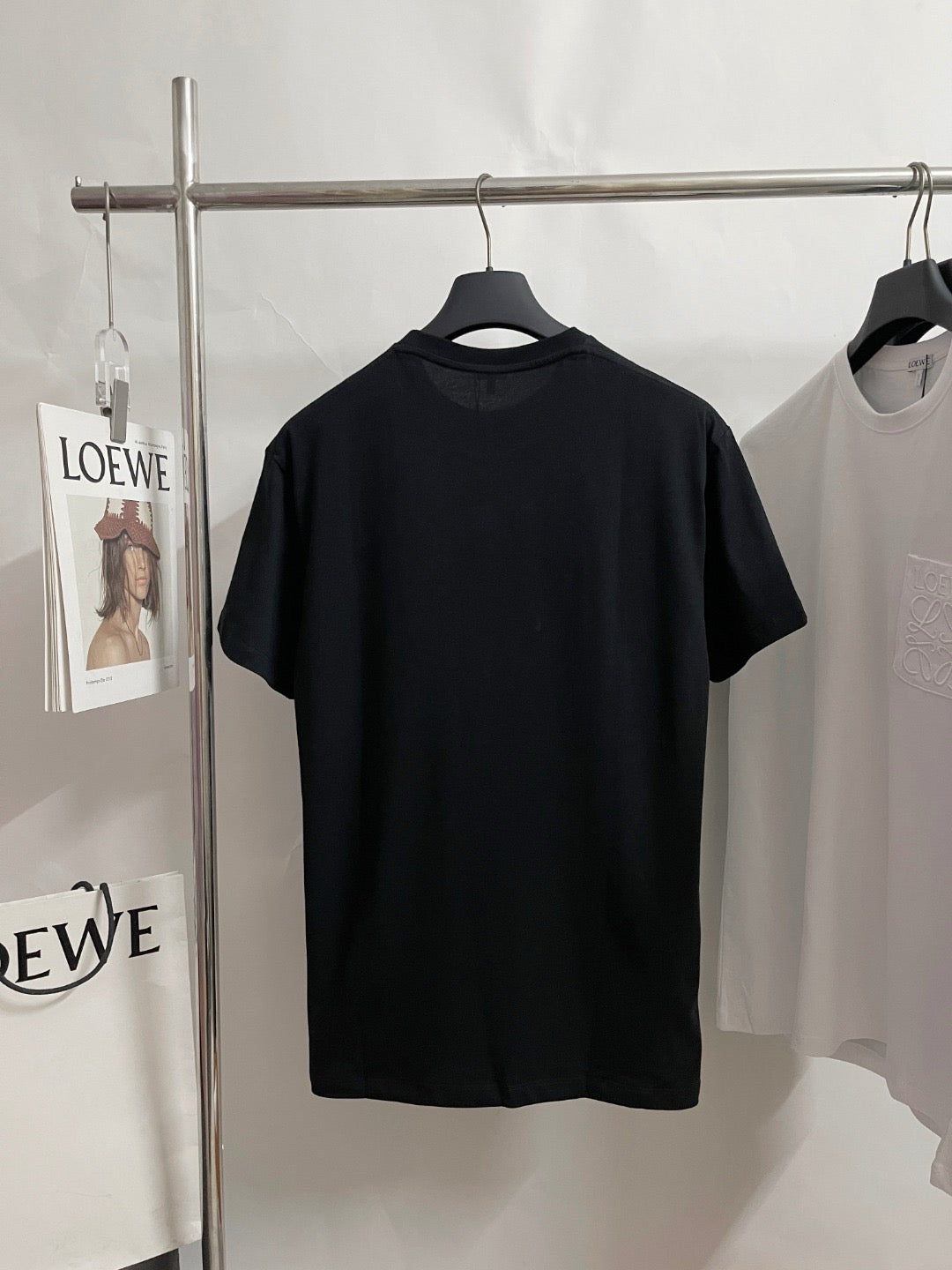 Camiseta blanca, negra y verde