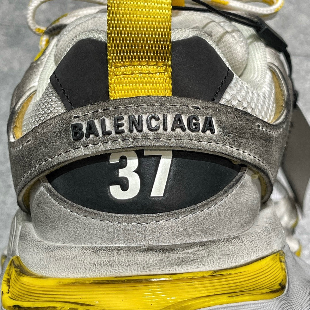 Silbergelbe Schuhe