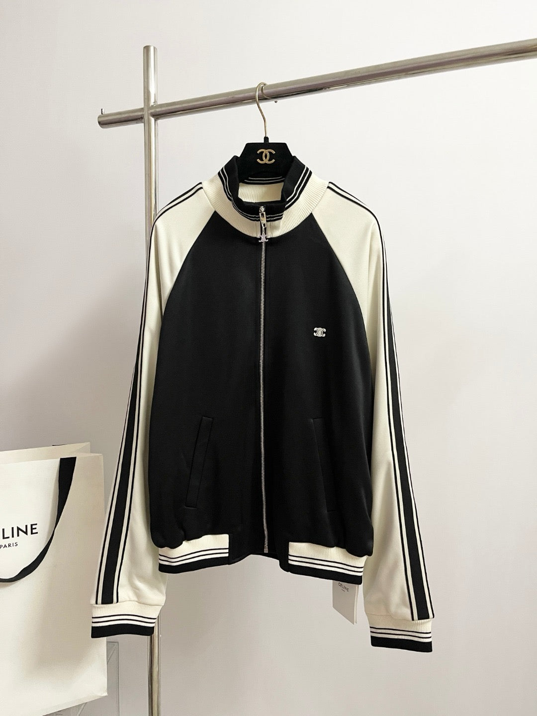 Chaqueta blanca y negra