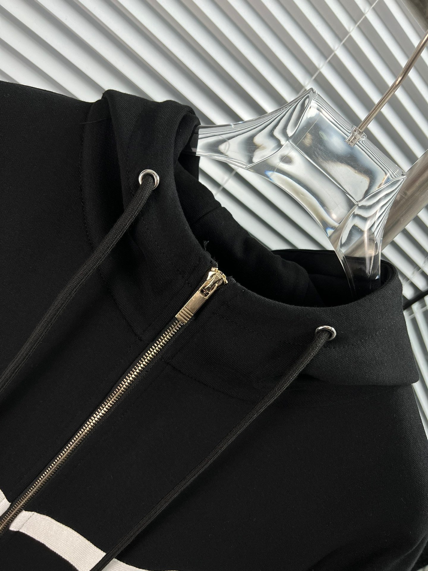Dunkelblaue und schwarze Jacke