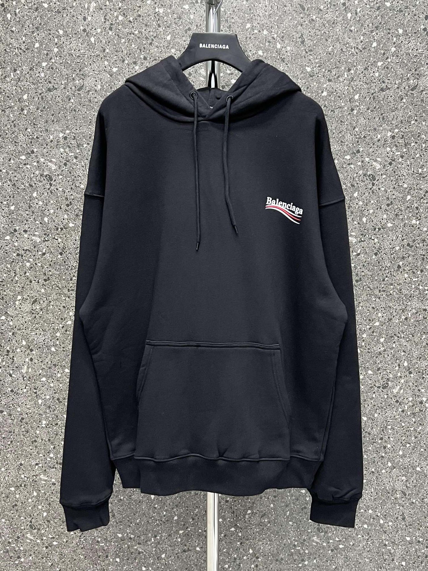 Sudadera con capucha blanca y negra