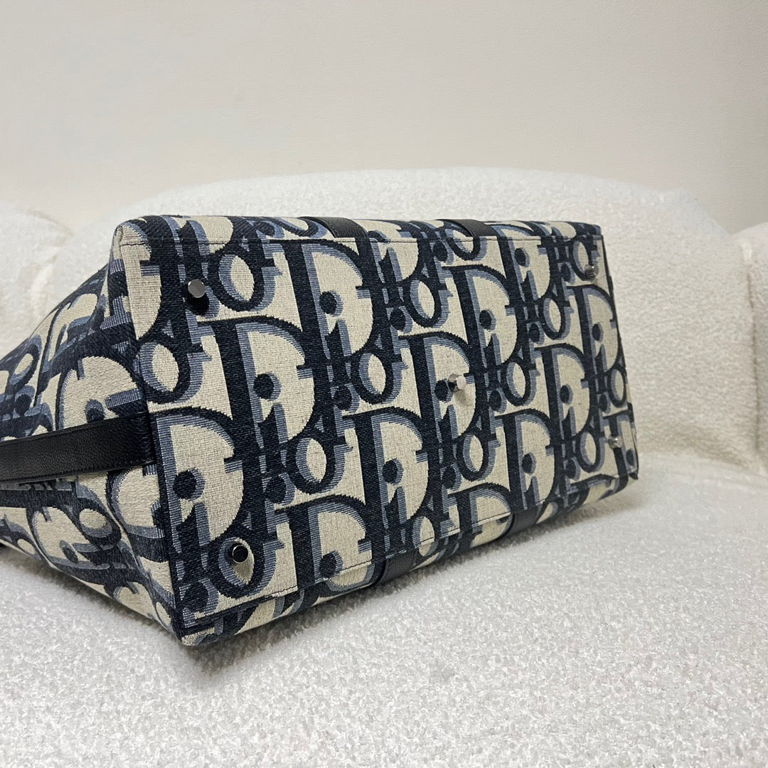 Blaue und schwarzgraue Tasche