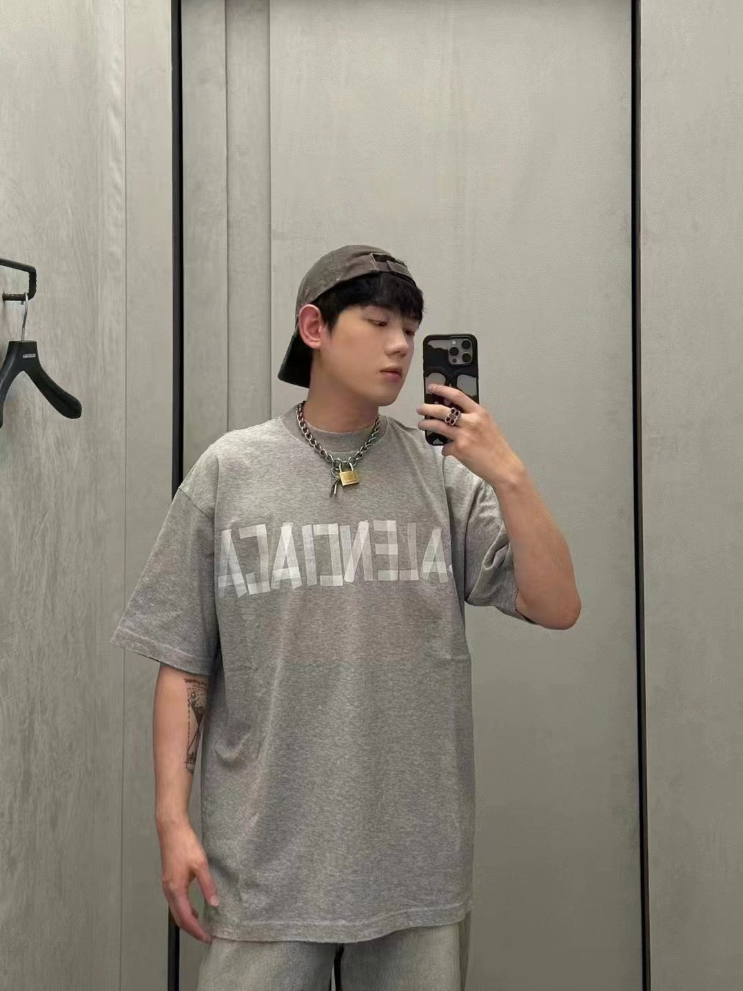 camiseta gris