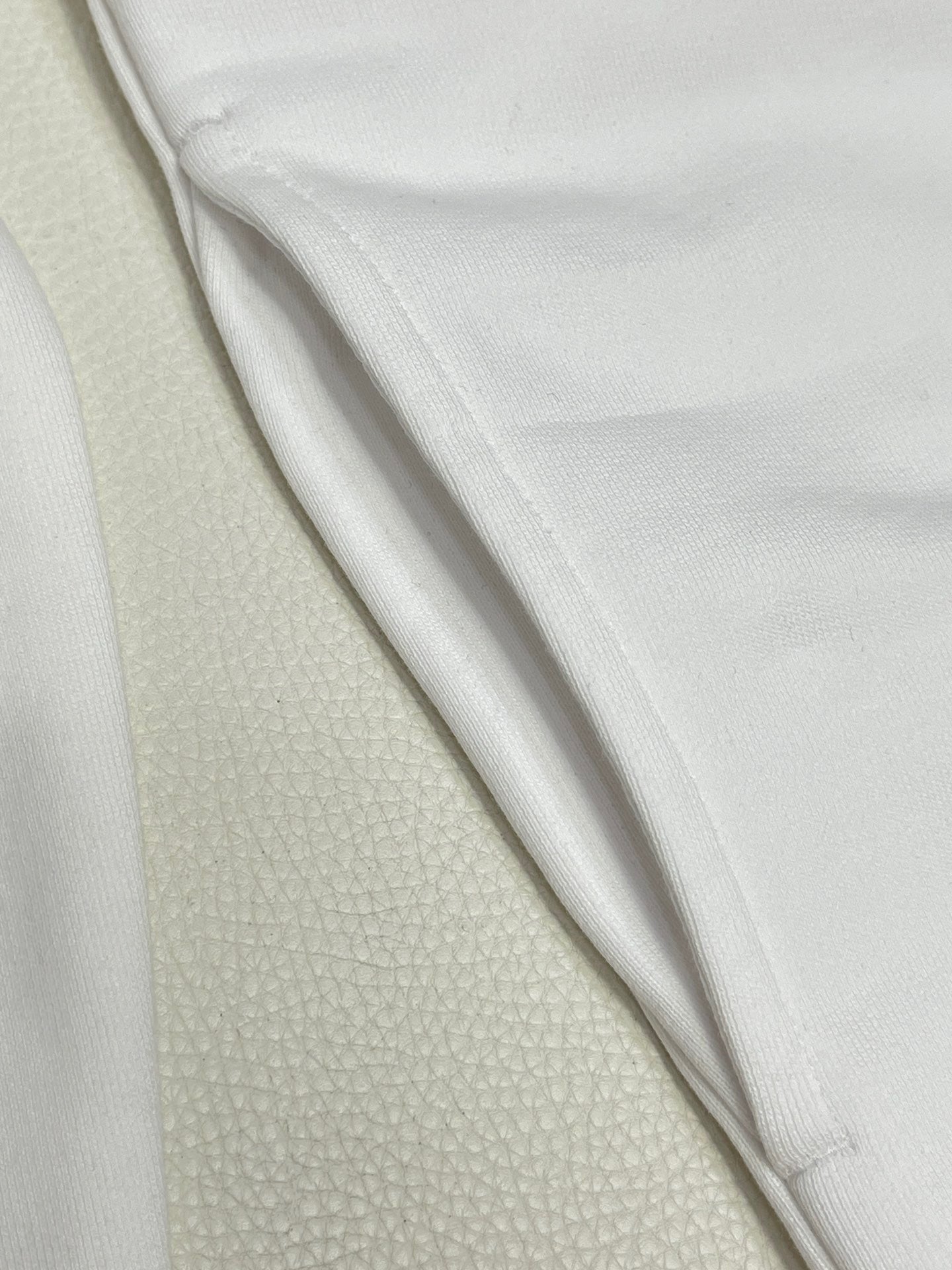 Sudadera con capucha en blanco y negro
