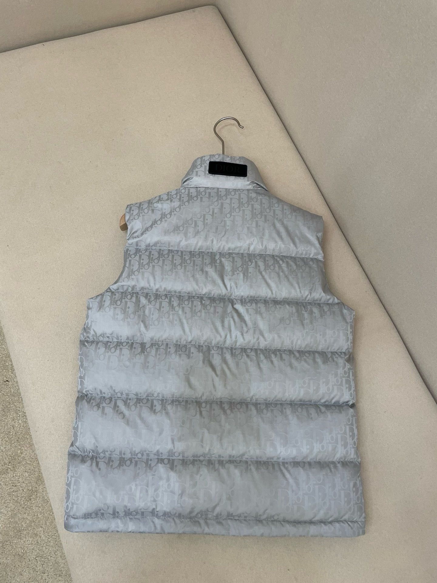 Chaqueta negra, gris y azul