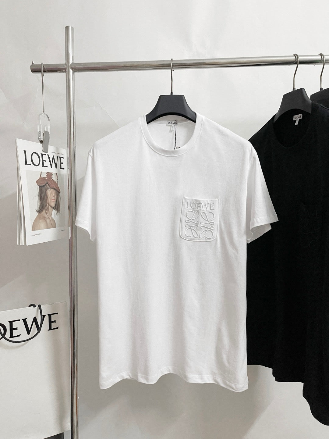 Camiseta blanca, negra y verde