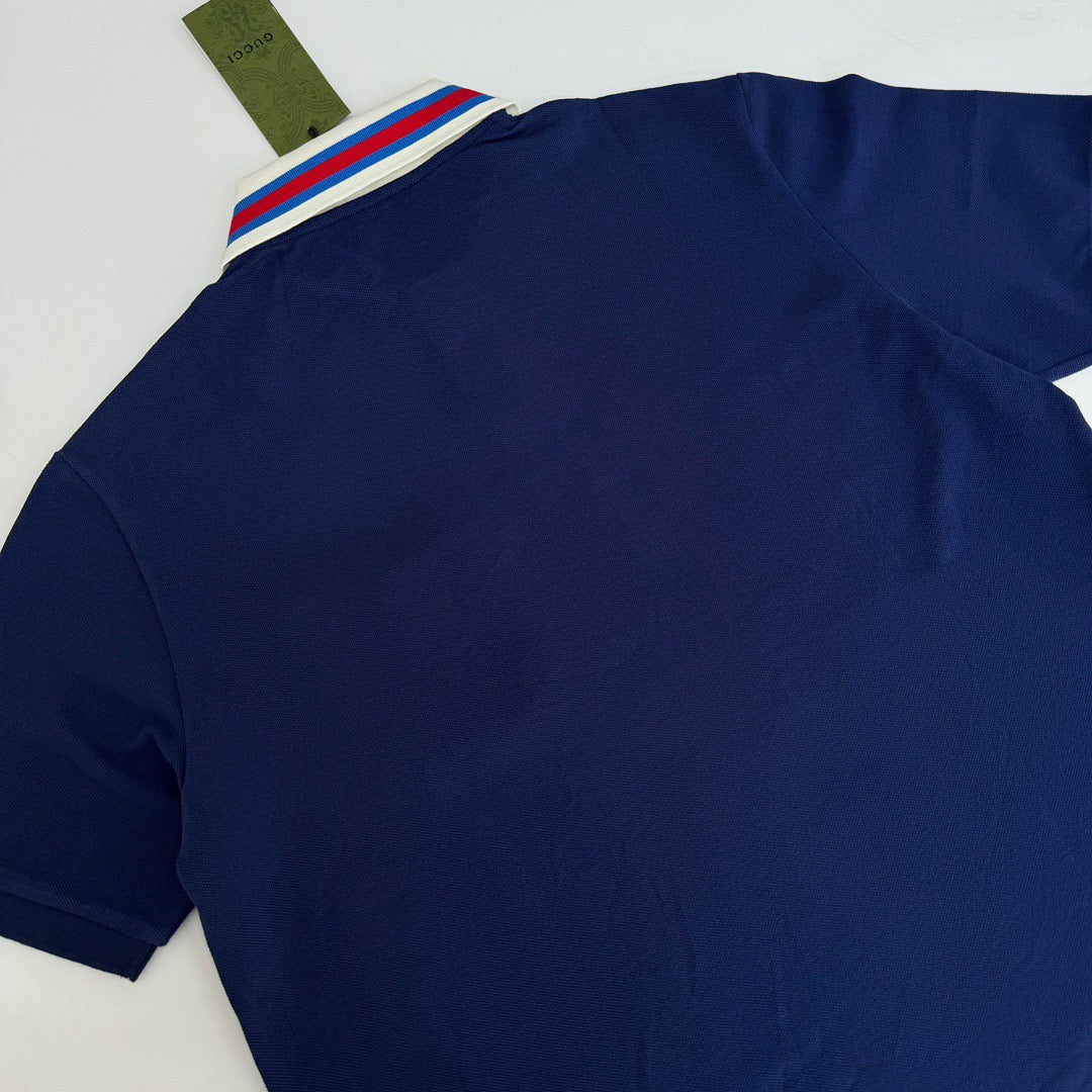 Blaues und weißes Polo