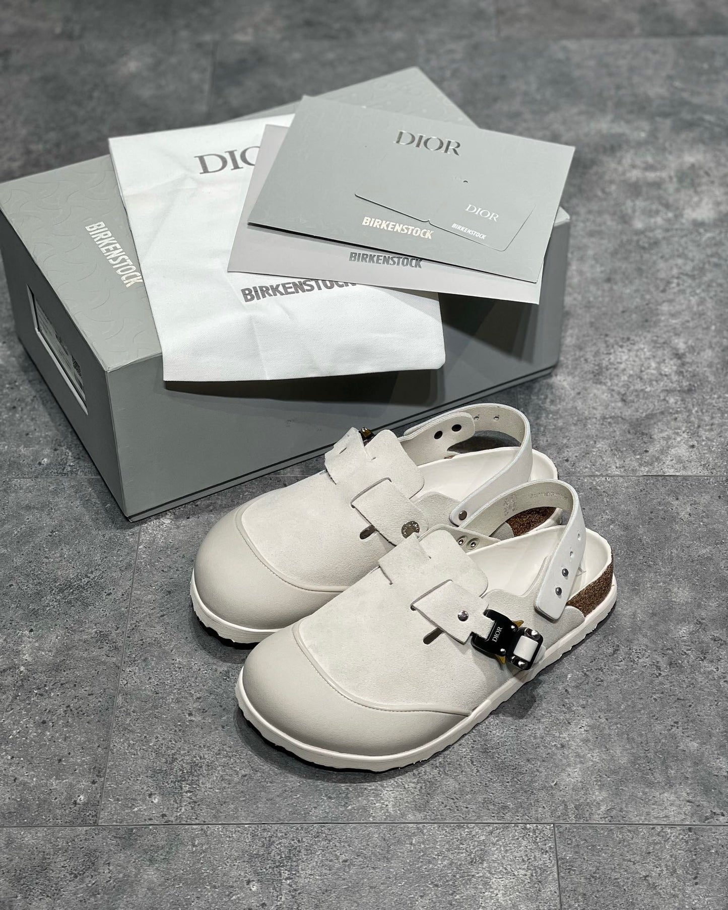 Schwarze, graue und cremefarbene Schuhe